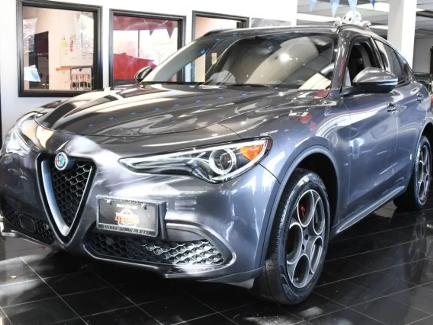 2018 Alfa Romeo Stelvio Sport photo 1