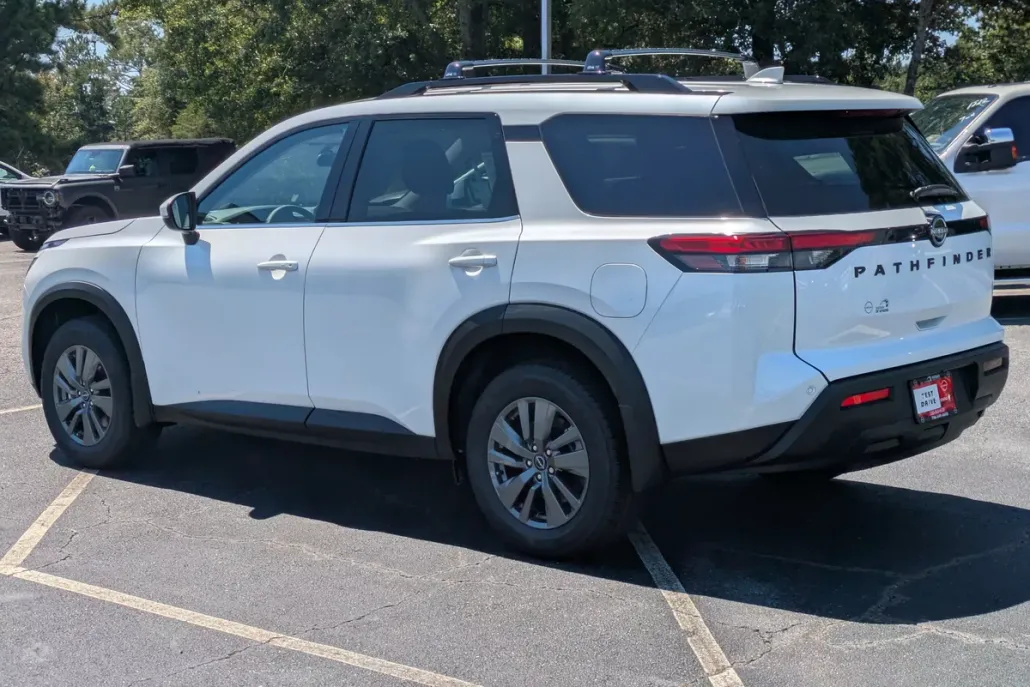 2025 Nissan Pathfinder SV photo 1