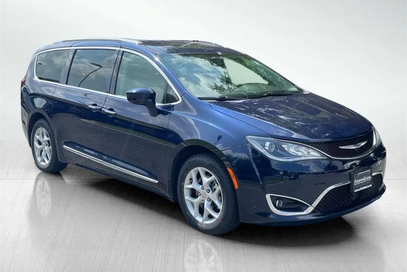 2017 Chrysler Pacifica Touring Plus photo 1