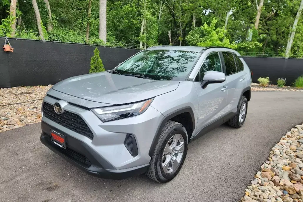 2024 Toyota RAV4 XLE photo 1