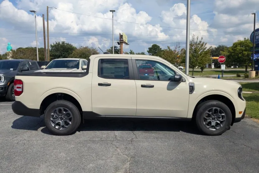 2025 Ford Maverick XLT photo 1