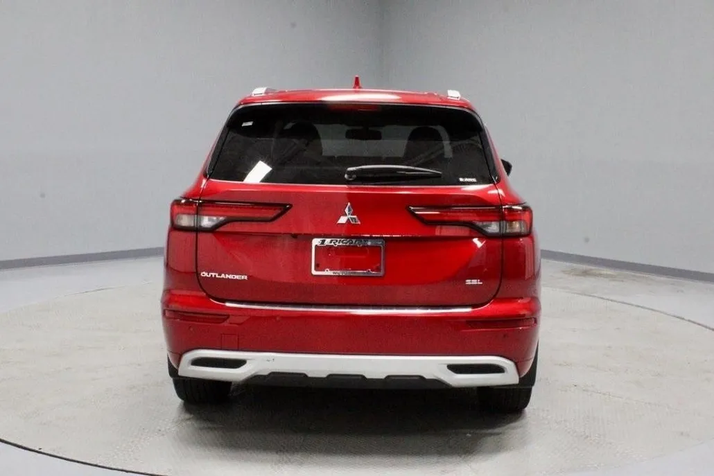 2023 Mitsubishi Outlander SEL photo 1