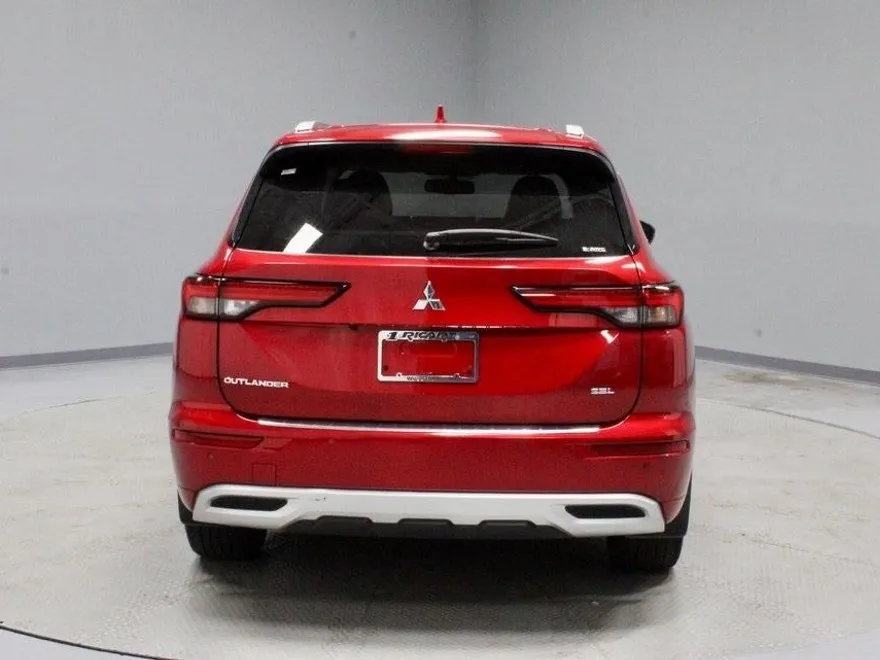 2023 Mitsubishi Outlander SEL photo 1