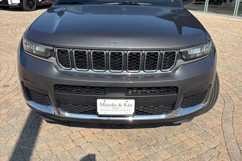 2022 Jeep Grand Cherokee Laredo photo 1