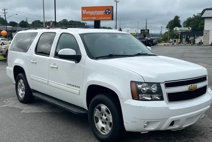 2013 Chevrolet Suburban 1500 LT photo 1