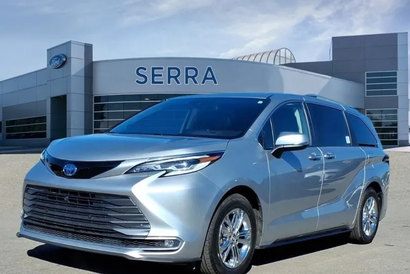 2022 Toyota Sienna Platinum photo 1