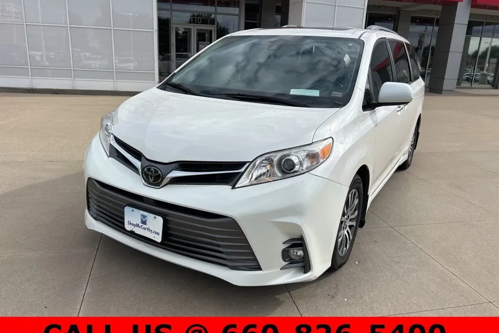 2019 Toyota Sienna XLE photo 1