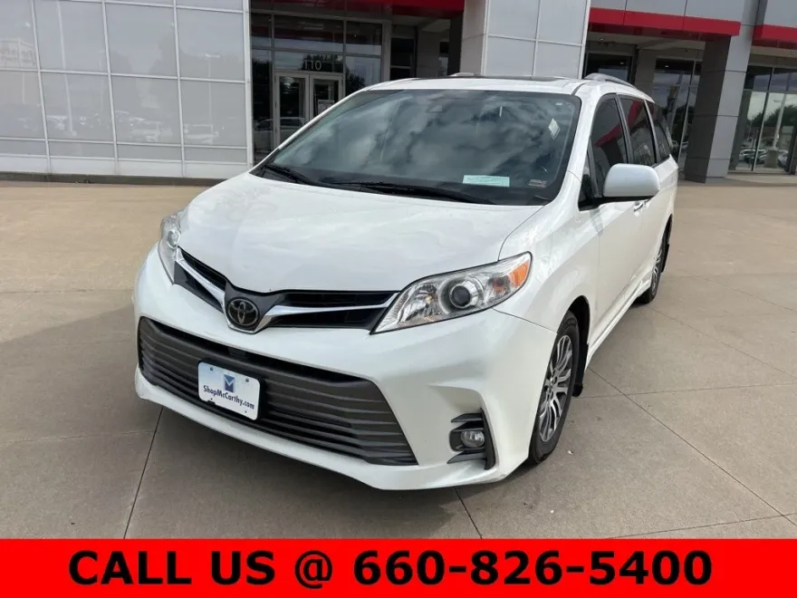2019 Toyota Sienna XLE photo 1