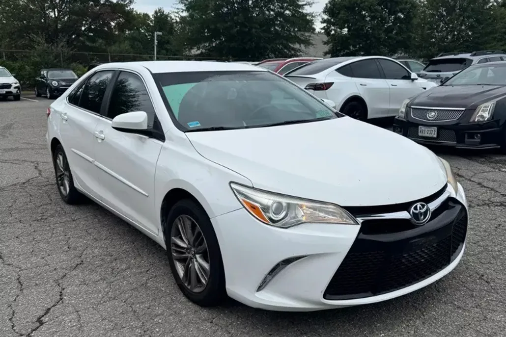2016 Toyota Camry XLE photo 1