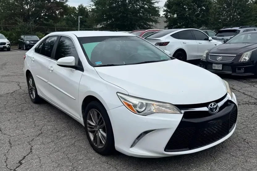2016 Toyota Camry XLE photo 1