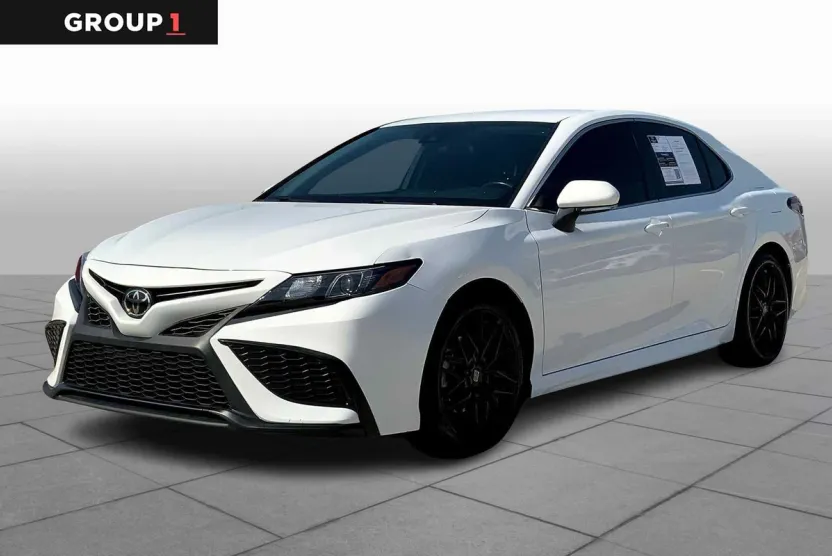 2022 Toyota Camry SE photo 1