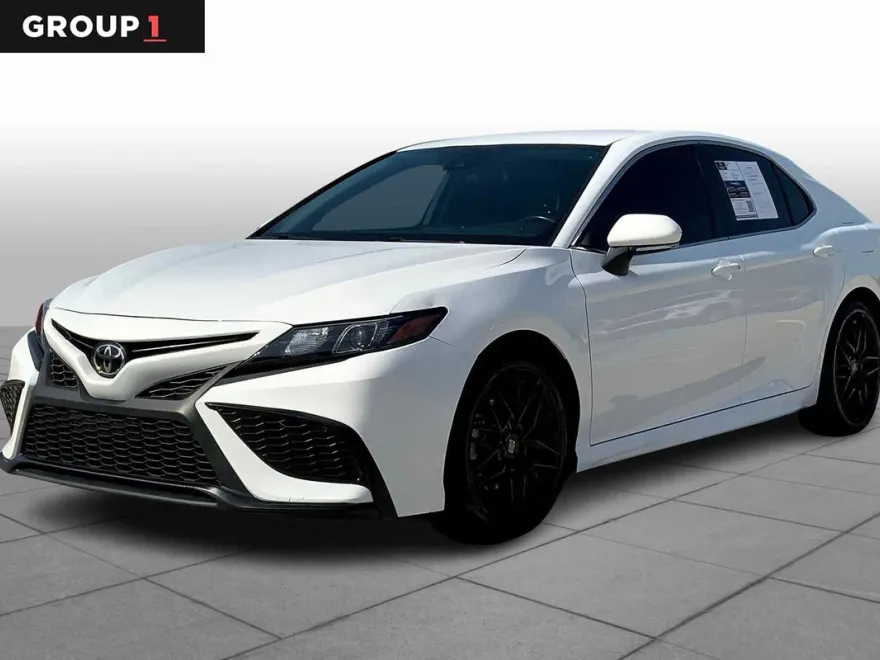 2022 Toyota Camry SE photo 1