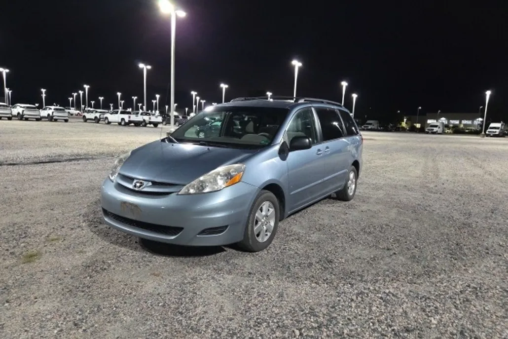 2010 Toyota Sienna LE photo 1