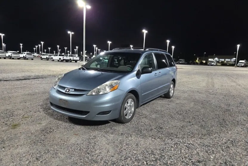 2010 Toyota Sienna LE photo 1