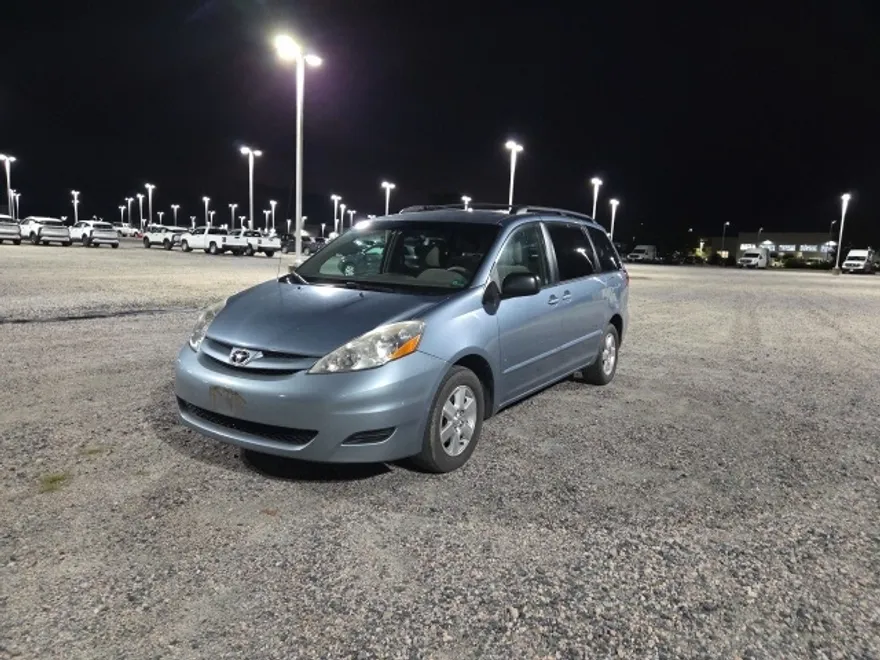 2010 Toyota Sienna LE photo 1