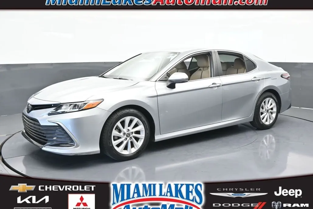 2022 Toyota Camry LE photo 1