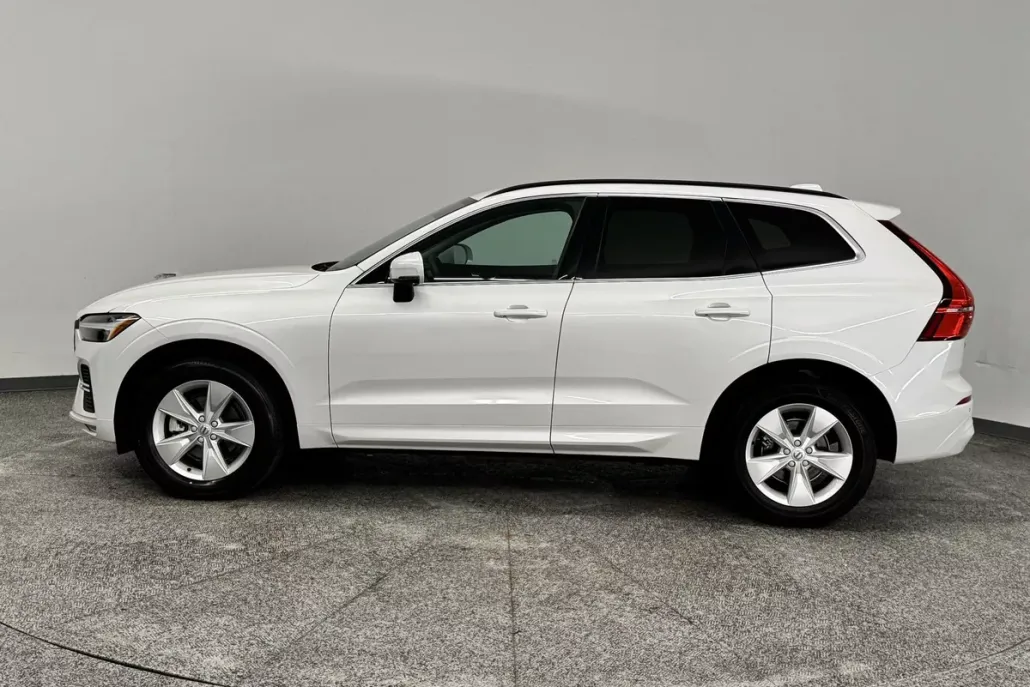 2022 Volvo XC60 B5 Momentum photo 1