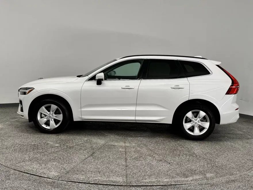 2022 Volvo XC60 B5 Momentum photo 1