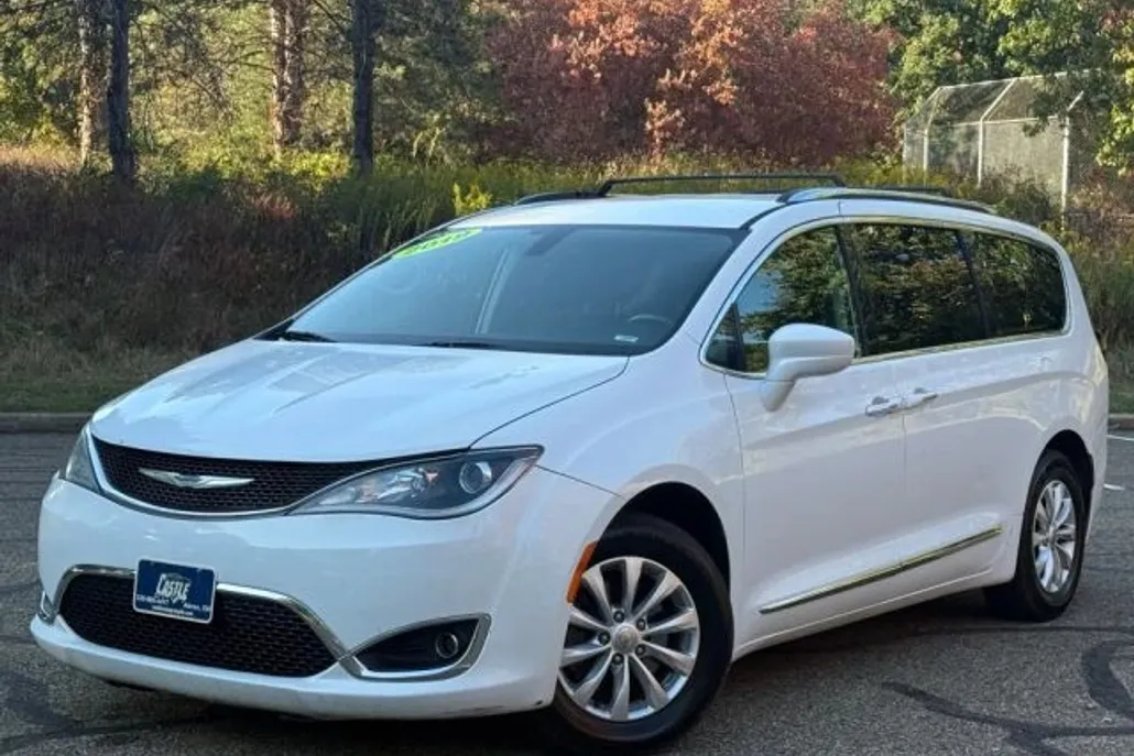 2019 Chrysler Pacifica Touring L photo 1