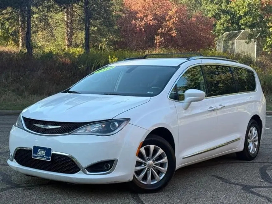 2019 Chrysler Pacifica Touring L photo 1