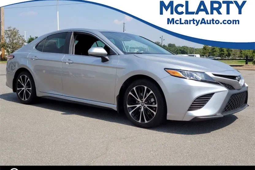2020 Toyota Camry SE photo 1