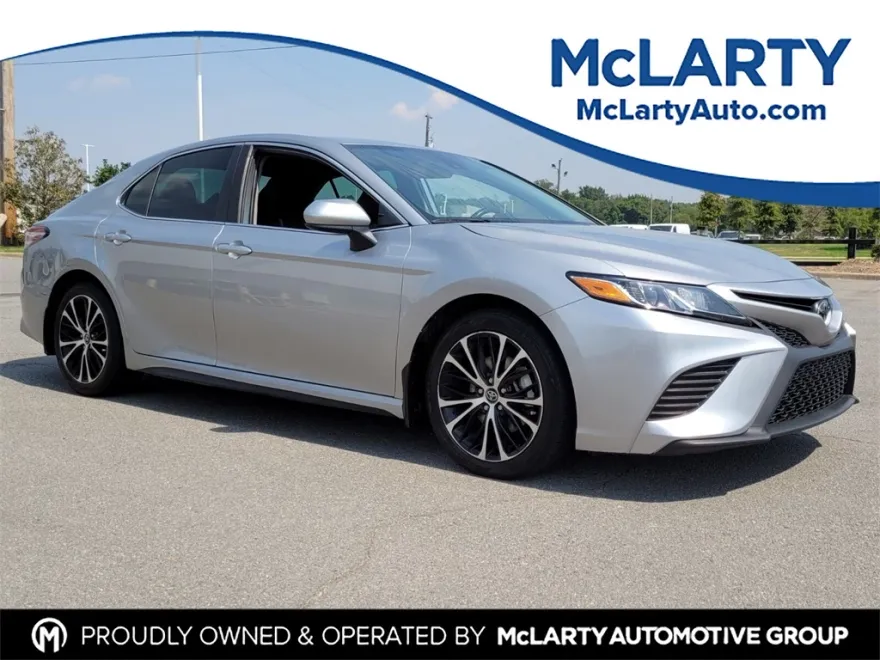 2020 Toyota Camry SE photo 1