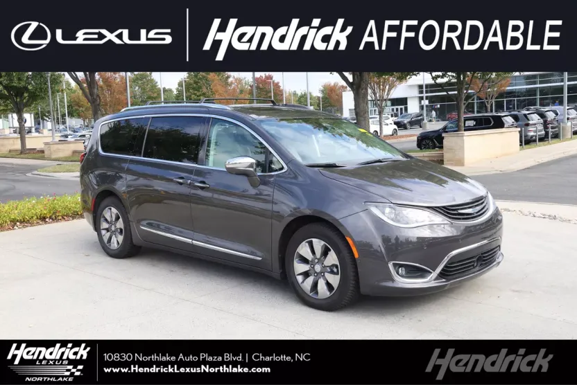 2017 Chrysler Pacifica Hybrid photo 1