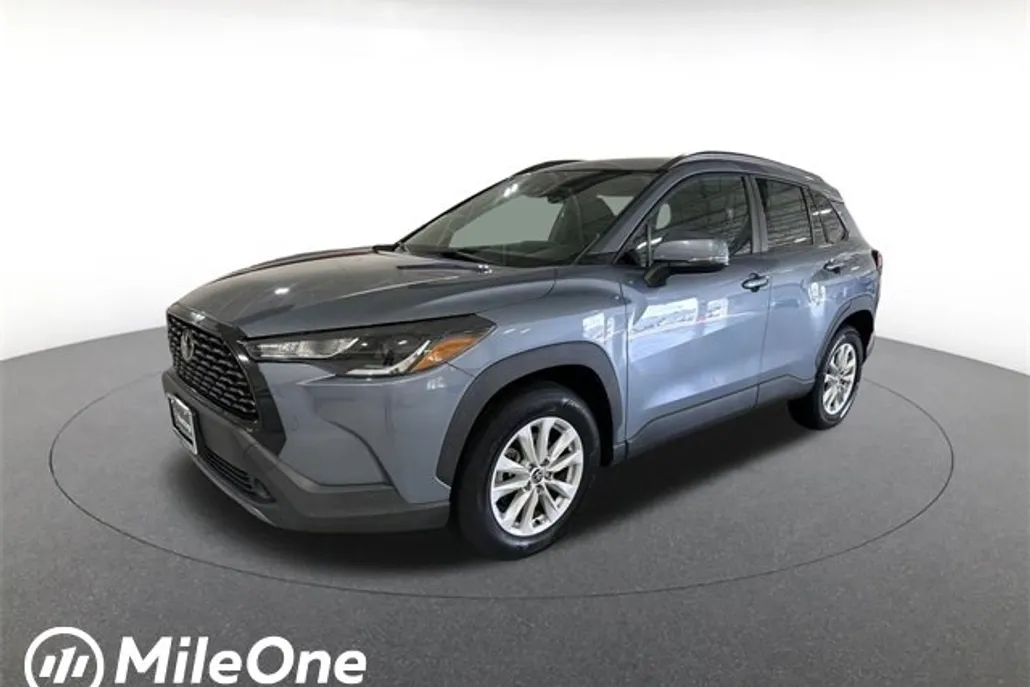 2022 Toyota Corolla Cross LE photo 1
