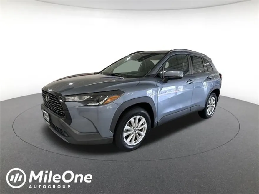 2022 Toyota Corolla Cross LE photo 1