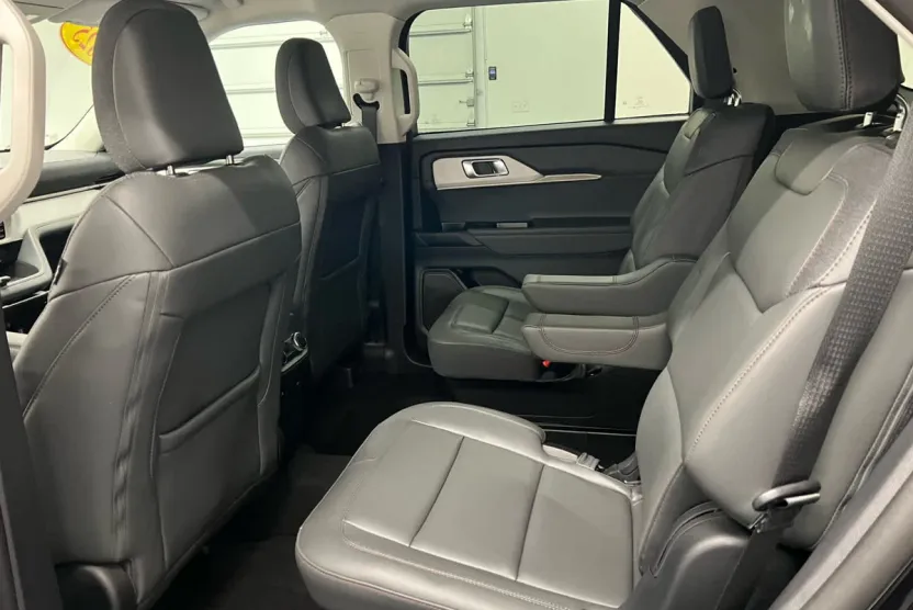 2025 Ford Explorer photo 1