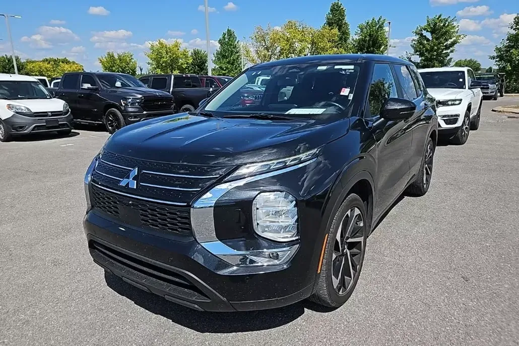 2024 Mitsubishi Outlander SE 2.5 photo 1