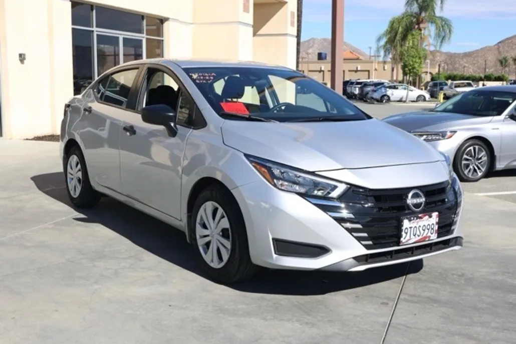 2025 Nissan Versa 1.6 S photo 1