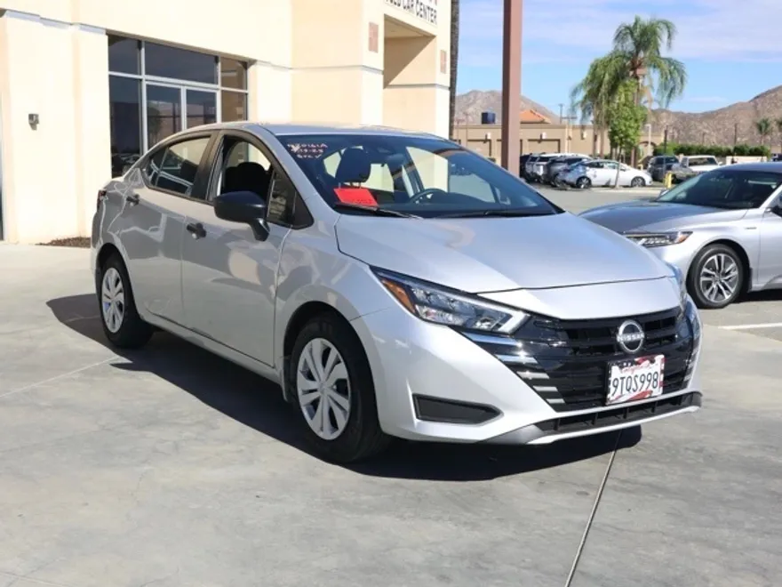 2025 Nissan Versa 1.6 S photo 1