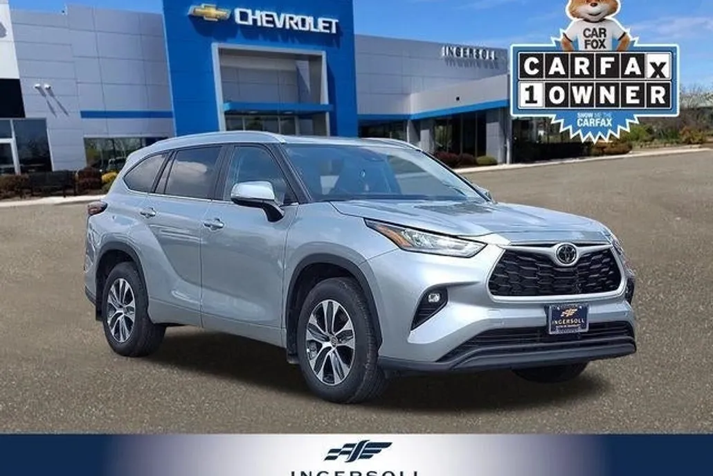 2024 Toyota Highlander LE photo 1