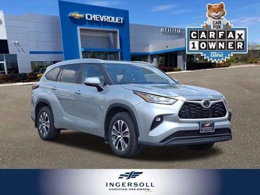 2024 Toyota Highlander LE photo 1