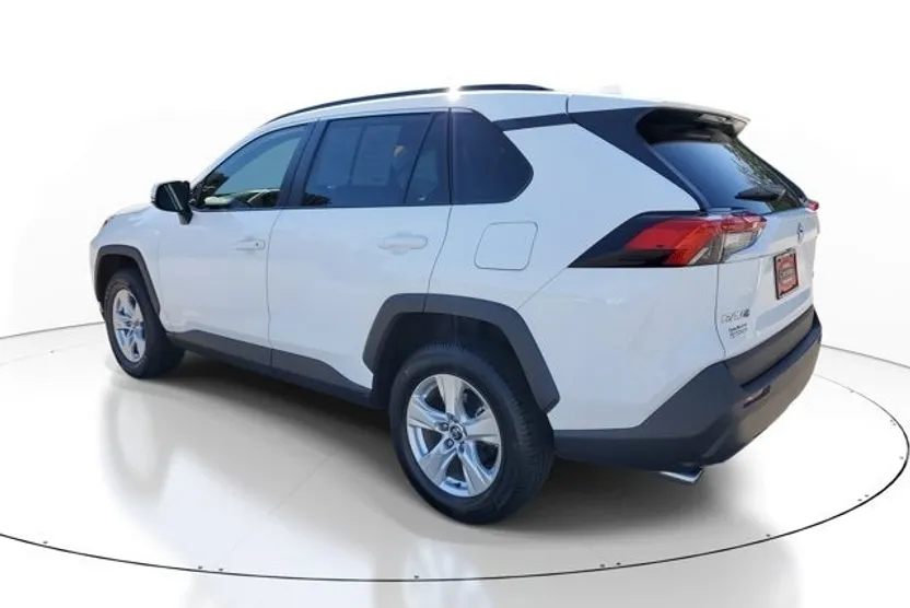 2021 Toyota RAV4 XLE photo 1