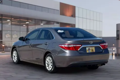 2015 Toyota Camry LE photo 2
