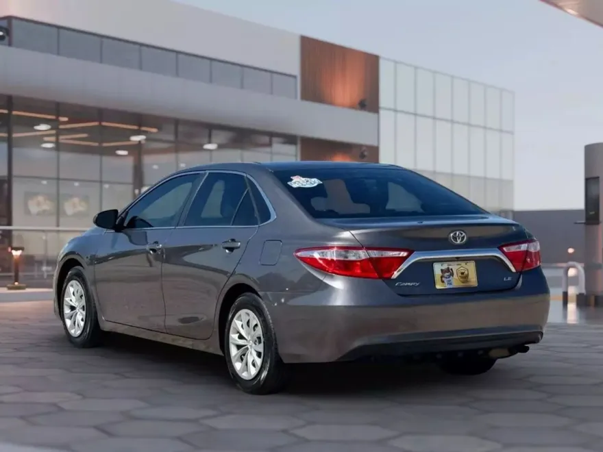 2015 Toyota Camry LE photo 2