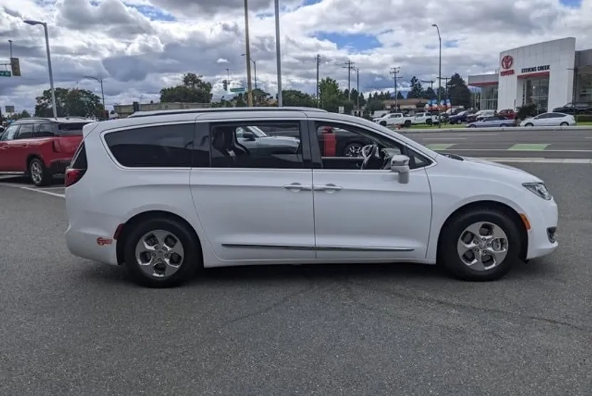 2018 Chrysler Pacifica Hybrid Limited photo 1