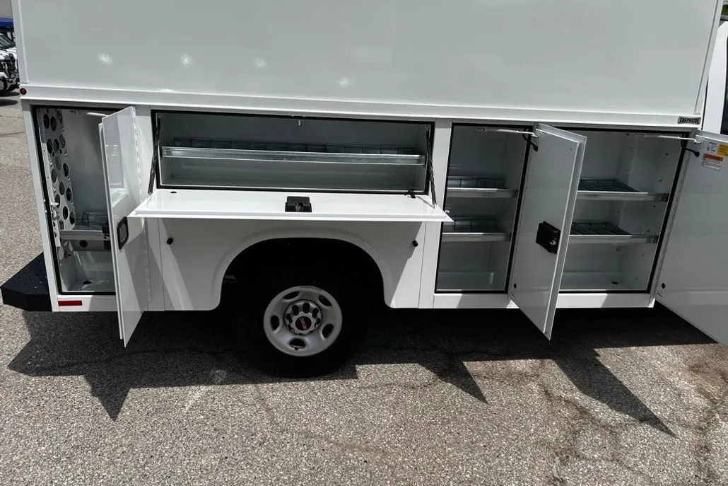 2025 Gmc Savana Cutaway 3500 photo 1