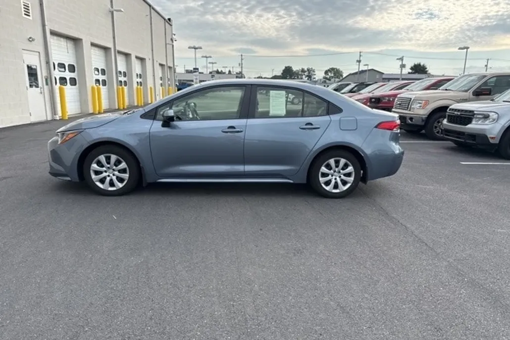 2022 Toyota Corolla LE photo 1