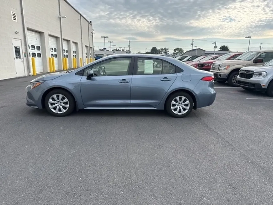 2022 Toyota Corolla LE photo 1
