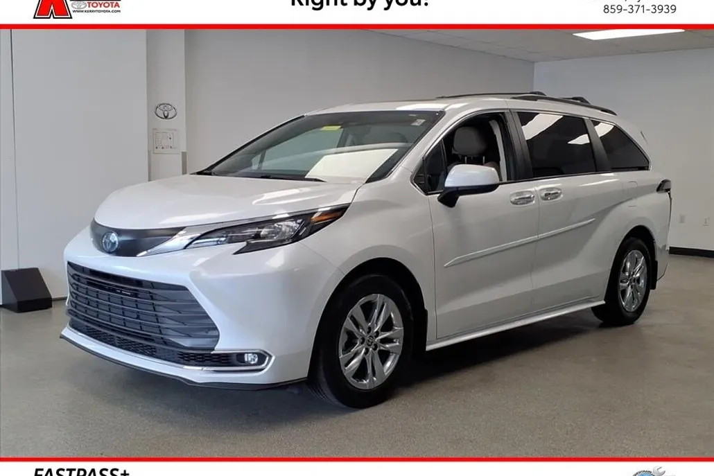 2024 Toyota Sienna XLE photo 1