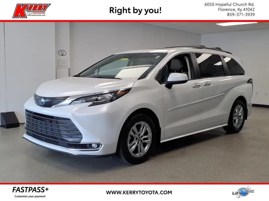 2024 Toyota Sienna XLE photo 1