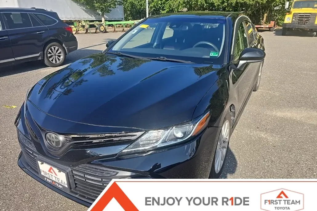2018 Toyota Camry LE photo 1