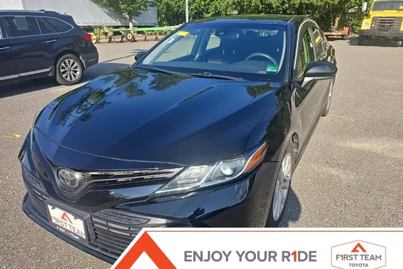 2018 Toyota Camry LE photo 1