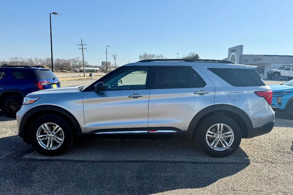 2022 Ford Explorer XLT photo 1