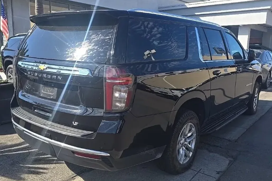 2024 Chevrolet Suburban LT photo 1
