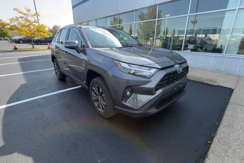 2023 Toyota RAV4 Hybrid XLE photo 1