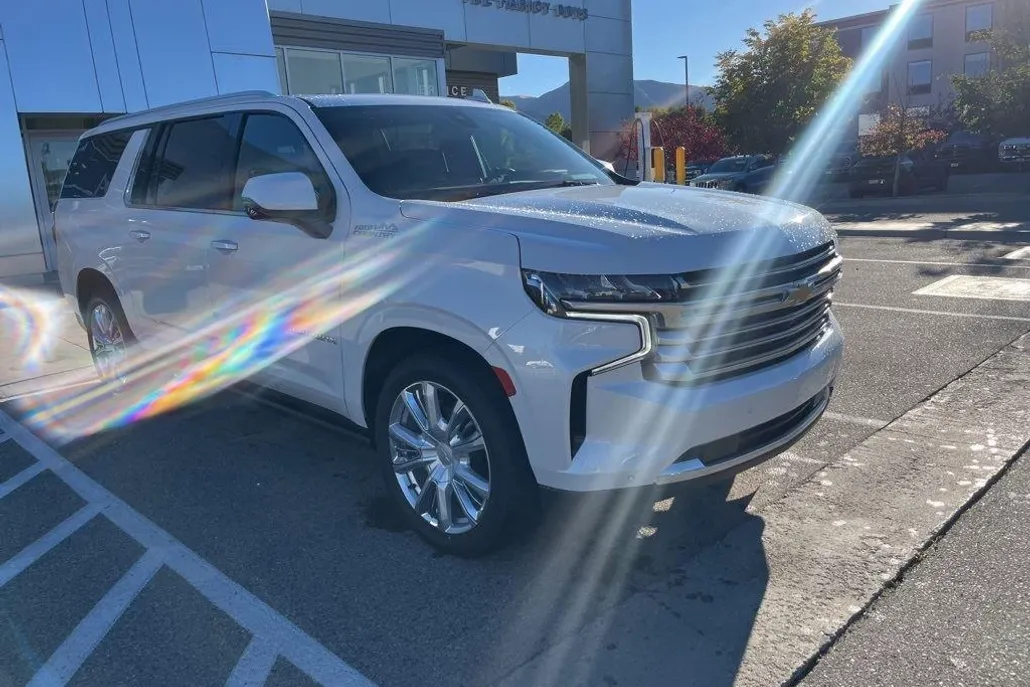 2022 Chevrolet Suburban High Country photo 1